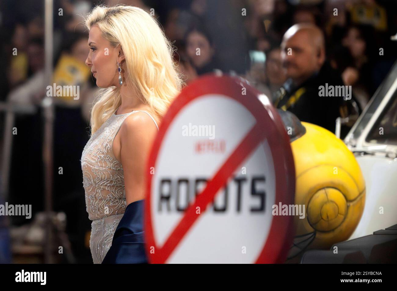 Millie Bobby Brown bei der Premiere des Netflix-Films Estado elÃ ctrico / The Electric State im Cine Callao. Madrid, 27.02.2025 *** Millie Bobby Brown bei der Premiere des Netflix-Films Estado elíctrico The Electric State in Cine Callao Madrid, 27 02 2025 Foto:xDyDxFotografosx/xFuturexImagex State 5208 Stockfoto