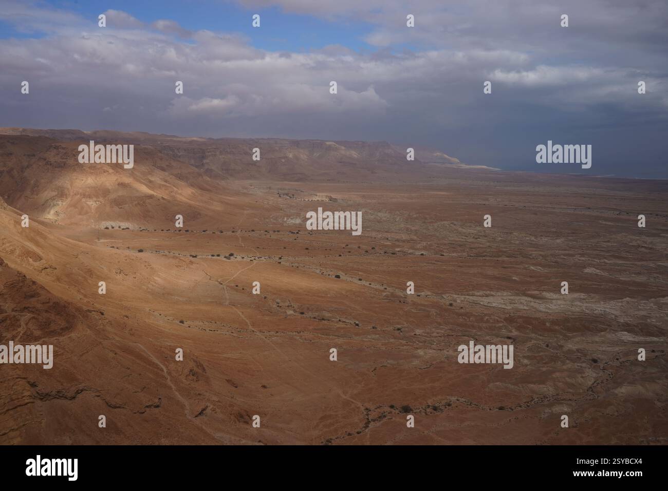 Israel Panoramablick von der Masada-Festung im Nationalpark in der Wüste Negev Judaean in der Nähe des Toten Meeres. Stockfoto