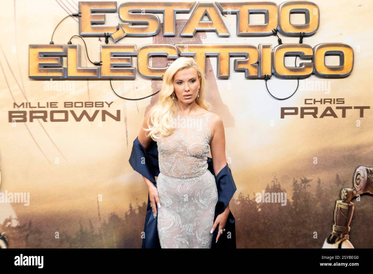 Millie Bobby Brown bei der Premiere des Netflix-Films Estado elÃ ctrico / The Electric State im Cine Callao. Madrid, 27.02.2025 *** Millie Bobby Brown bei der Premiere des Netflix-Films Estado elíctrico The Electric State in Cine Callao Madrid, 27 02 2025 Foto:xDyDxFotografosx/xFuturexImagex State 5278 Stockfoto