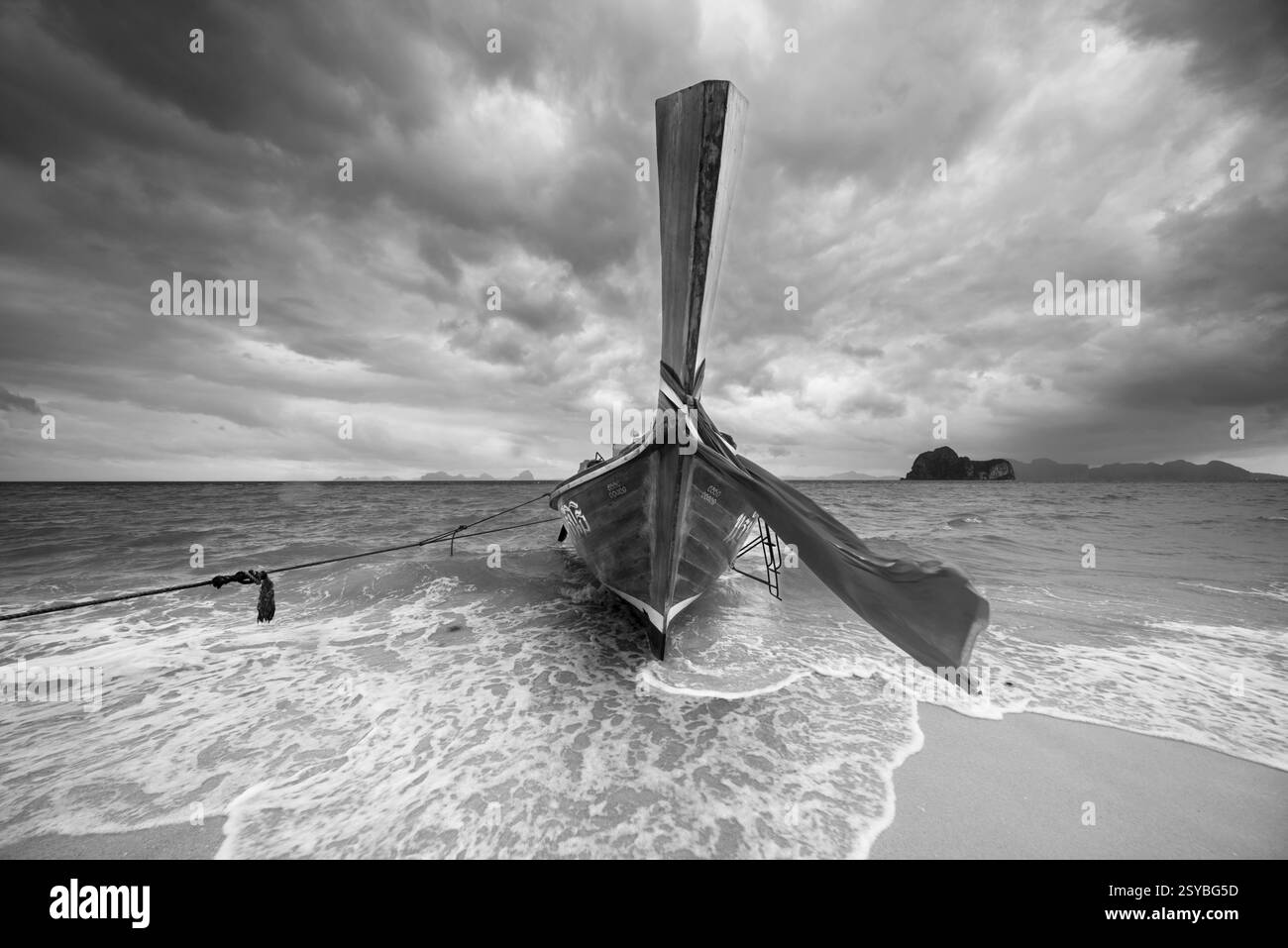 Langboot am Strand, dunkle Regenwolken dahinter, Insel Koh Ngai, Andamanensee, Provinz Satun, Südthailand, Thailand, Asien Stockfoto