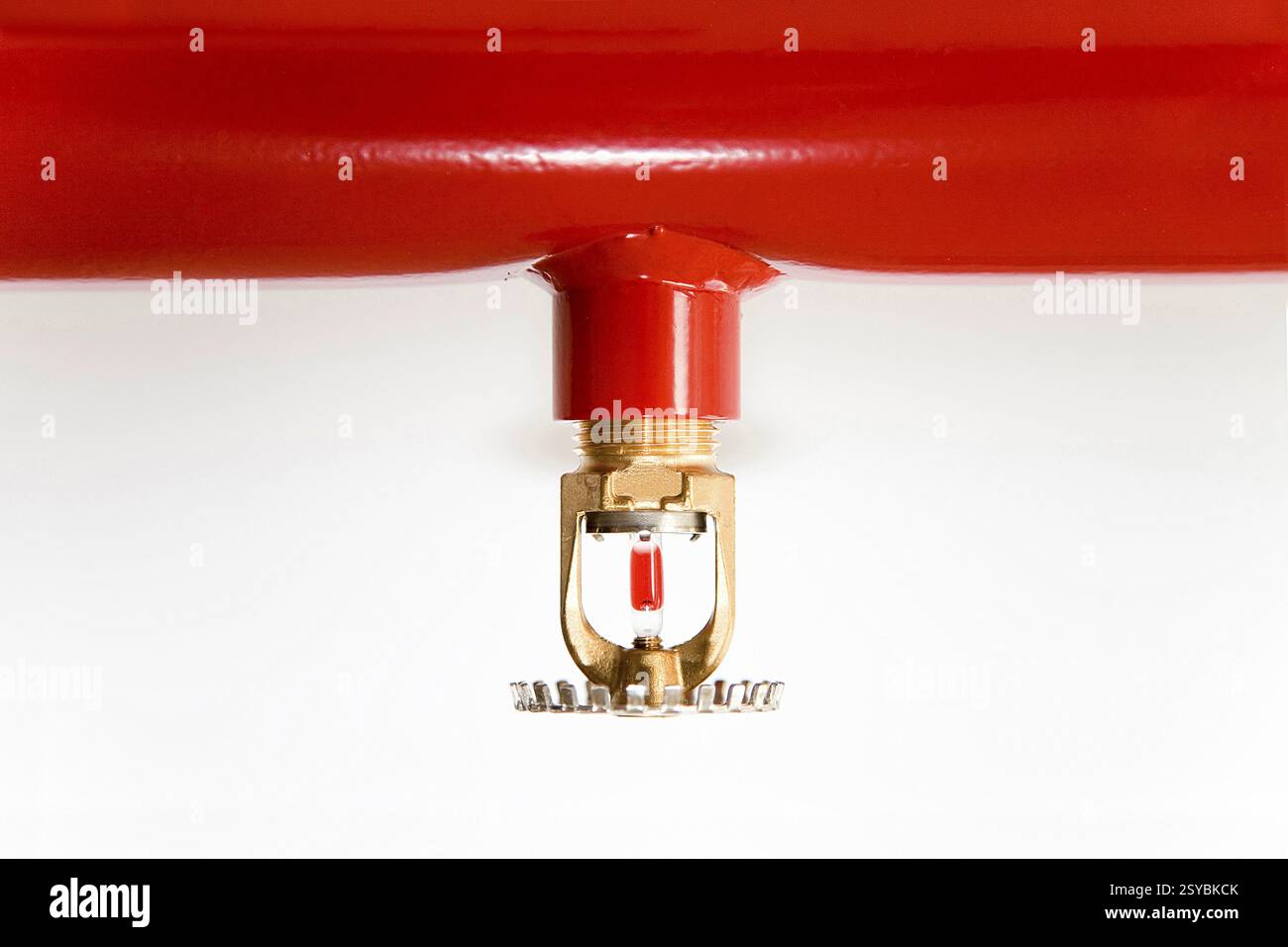 Wassersprühlöschanlage für automatische Feuerlöschanlage vor weißem Hintergrund Stockfoto