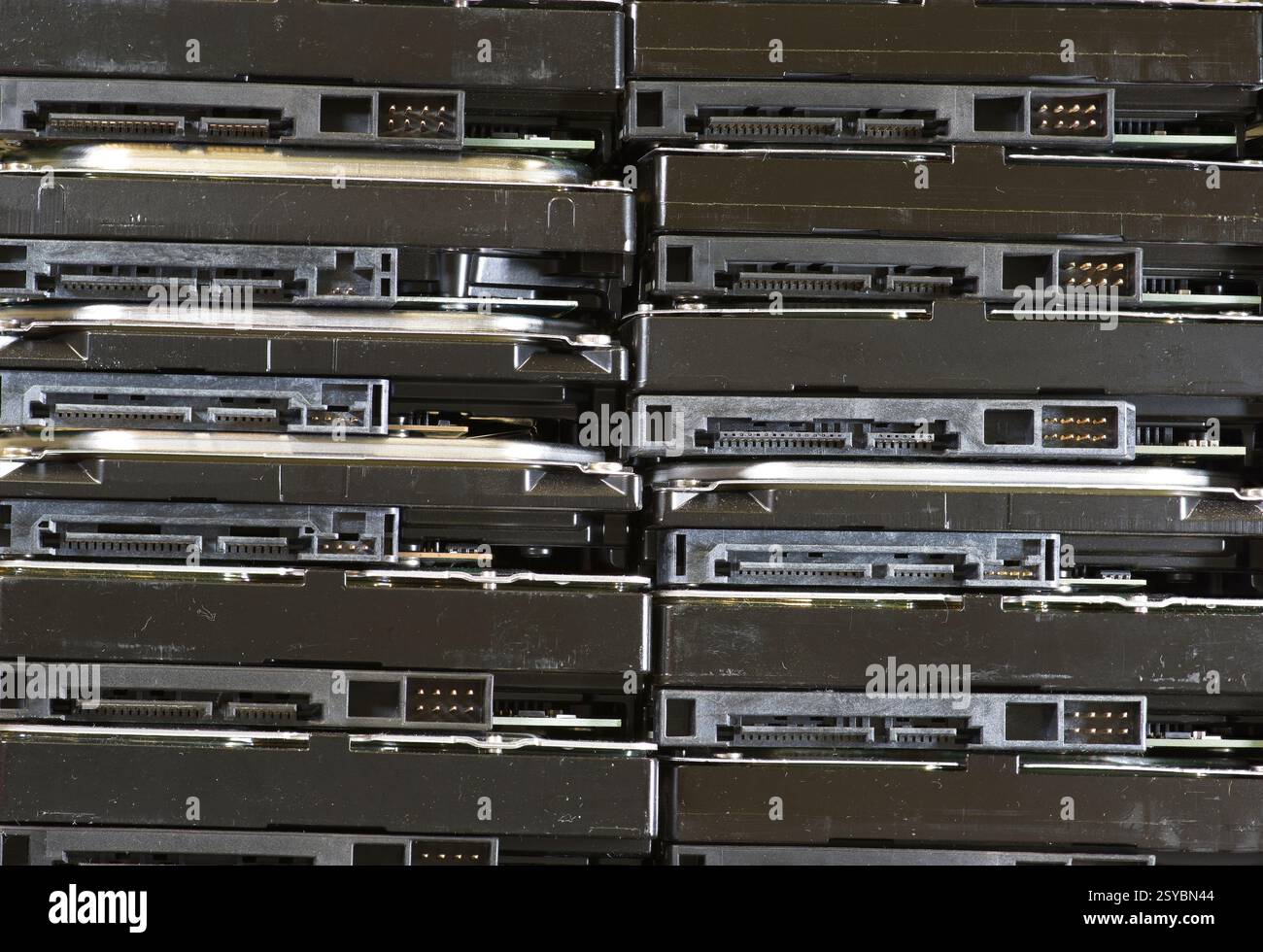 Stapel alter Festplatten von einem Computer Stockfoto