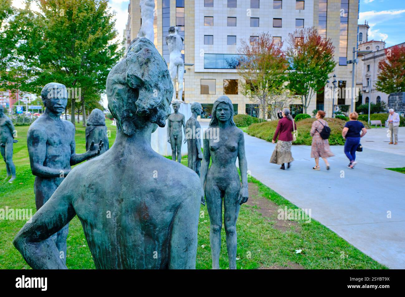 Touristen, die in der Nähe des Monuments für das Feuer von santander spazieren, einer Gruppe von Bronzestatuen, die die Opfer des großen Feuers von 1941 darstellen. Santander, Stockfoto