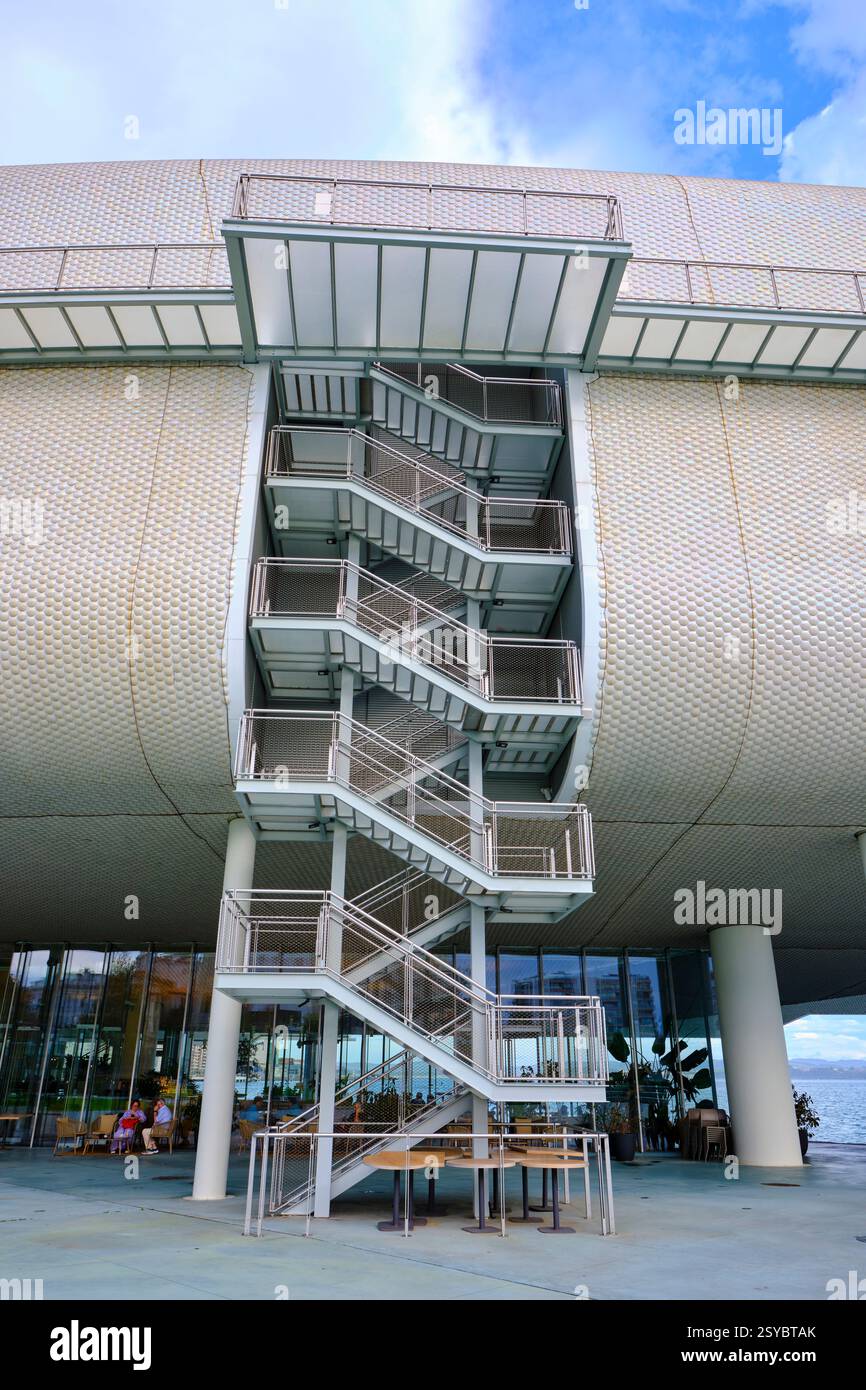 Moderne, metallische Feuertreppe, die an der Fassade des Centro Botín, dem Kunstzentrum in santander, spanien, nach einem Entwurf von renzo Piano hinaufsteigt. Centro botin Art Cent Stockfoto