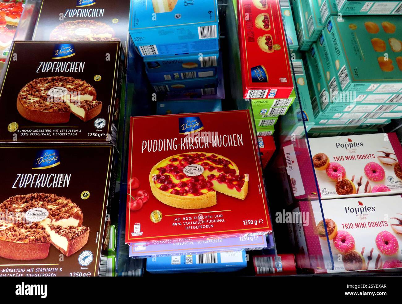 ...Da laeuft einem vom pur Hinschauen schon das Wasser im Mund zusammen....reine Diaetnahrung... Tiefkuehlkuchen - für jede Gelegenheit *** wenn man sich anschaut, bekommt man das Mundwasser pur Diätkost frittierte Kuchen für jeden Anlass Stockfoto