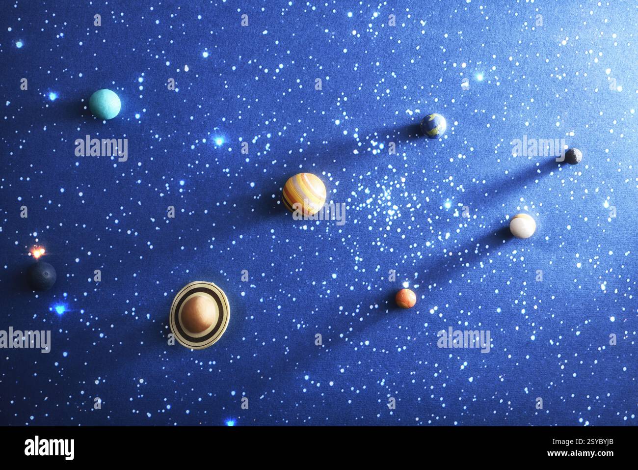Sonnensystemkonzept mit Planeten auf blauem Karton mit Sternen. Draufsicht. Stockfoto