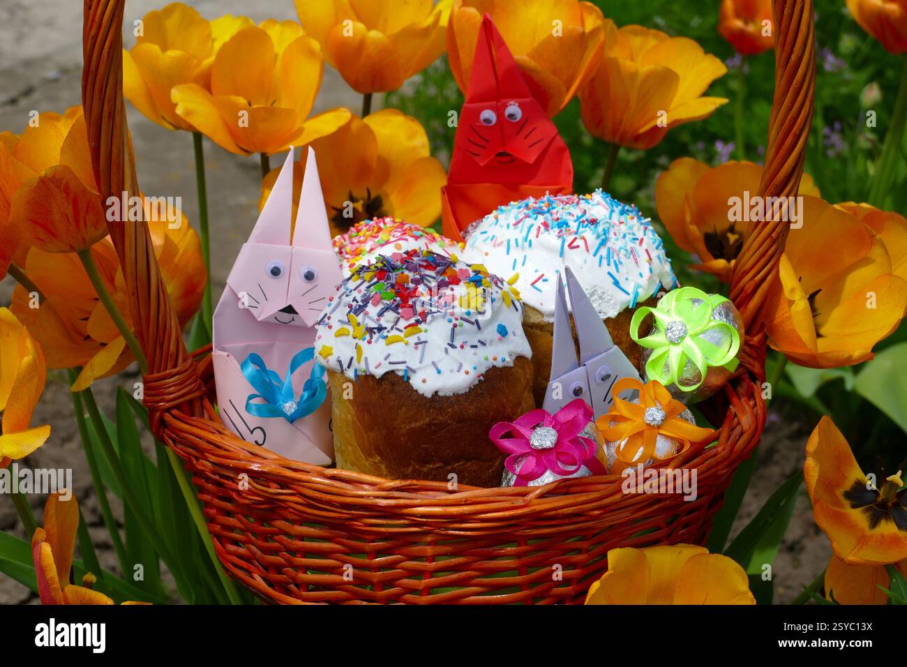 Frohe Ostern: Süße Kuchen mit bunten Dekorationen. Stockfoto