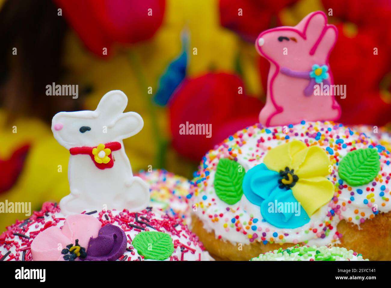 Frohe Ostern: Süße Kuchen mit bunten Dekorationen. Stockfoto