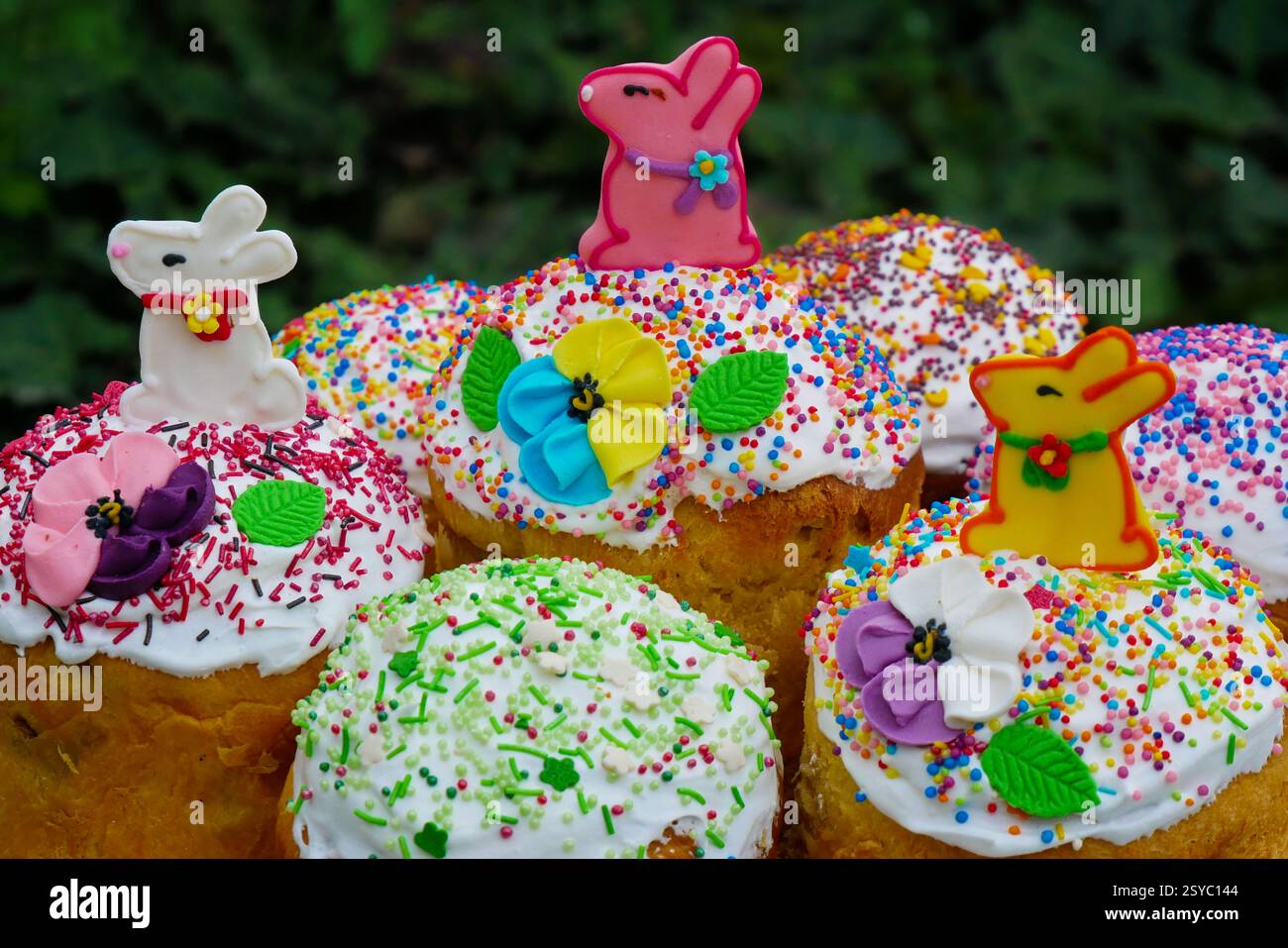 Frohe Ostern: Süße Kuchen mit bunten Dekorationen. Stockfoto