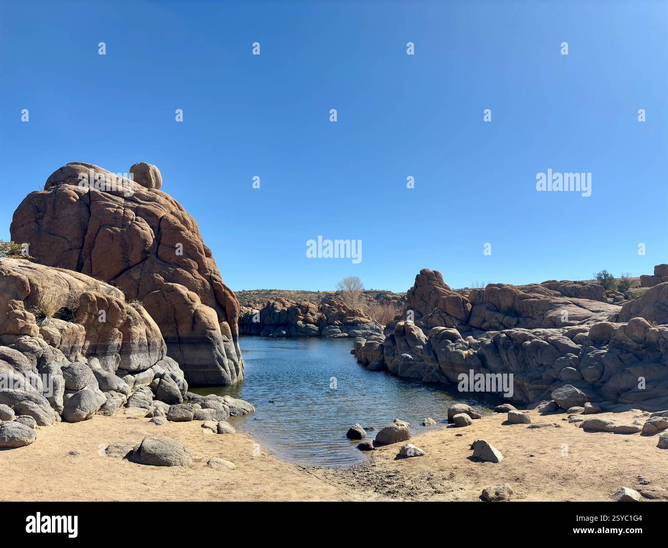 Boulderformationen und Sandstrand am Watson Lake, Prescott, Arizona Stockfoto