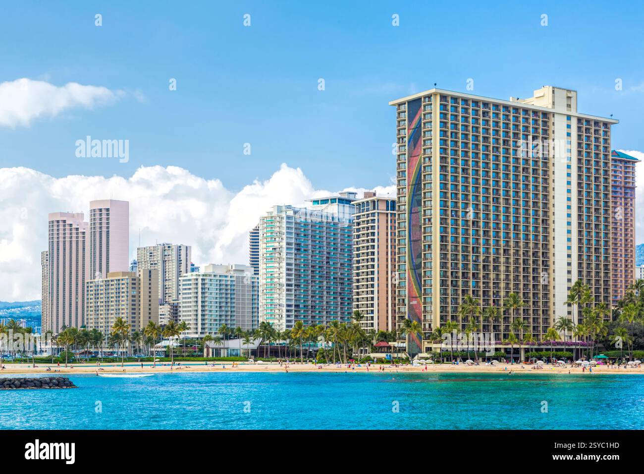 Stadt mit großem Hotel und Strand. Das Hotel befindet sich auf der rechten Seite des Bildes Stockfoto