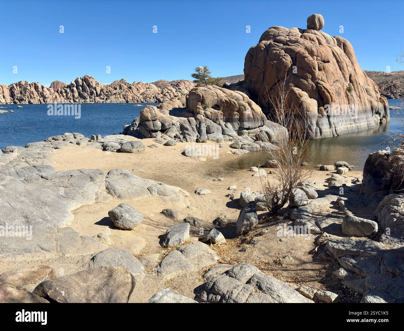 Felsige Küstenlinie und markante Felsbrocken am Watson Lake in Prescott, Arizona Stockfoto