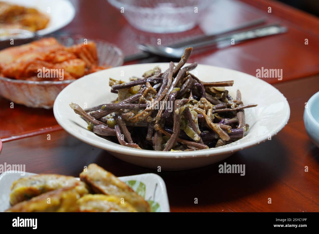 Blanchierte Brackenfernbremse mit Sesamöl ist eine koreanische Beilage. Stockfoto