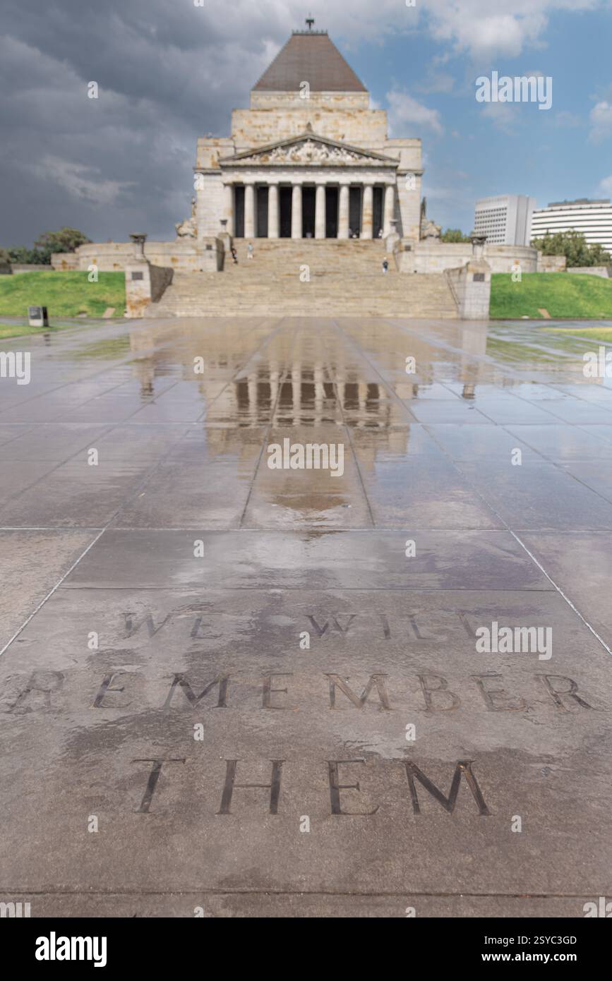 Nasser Bürgersteig mit dem Hinweis „Wir werden uns erinnern“ am Schrein Stockfoto