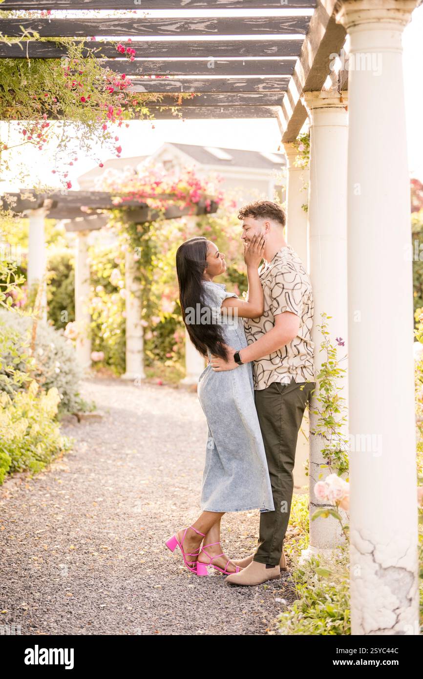 Ein romantischer Moment unter der Gartenlaube Stockfoto