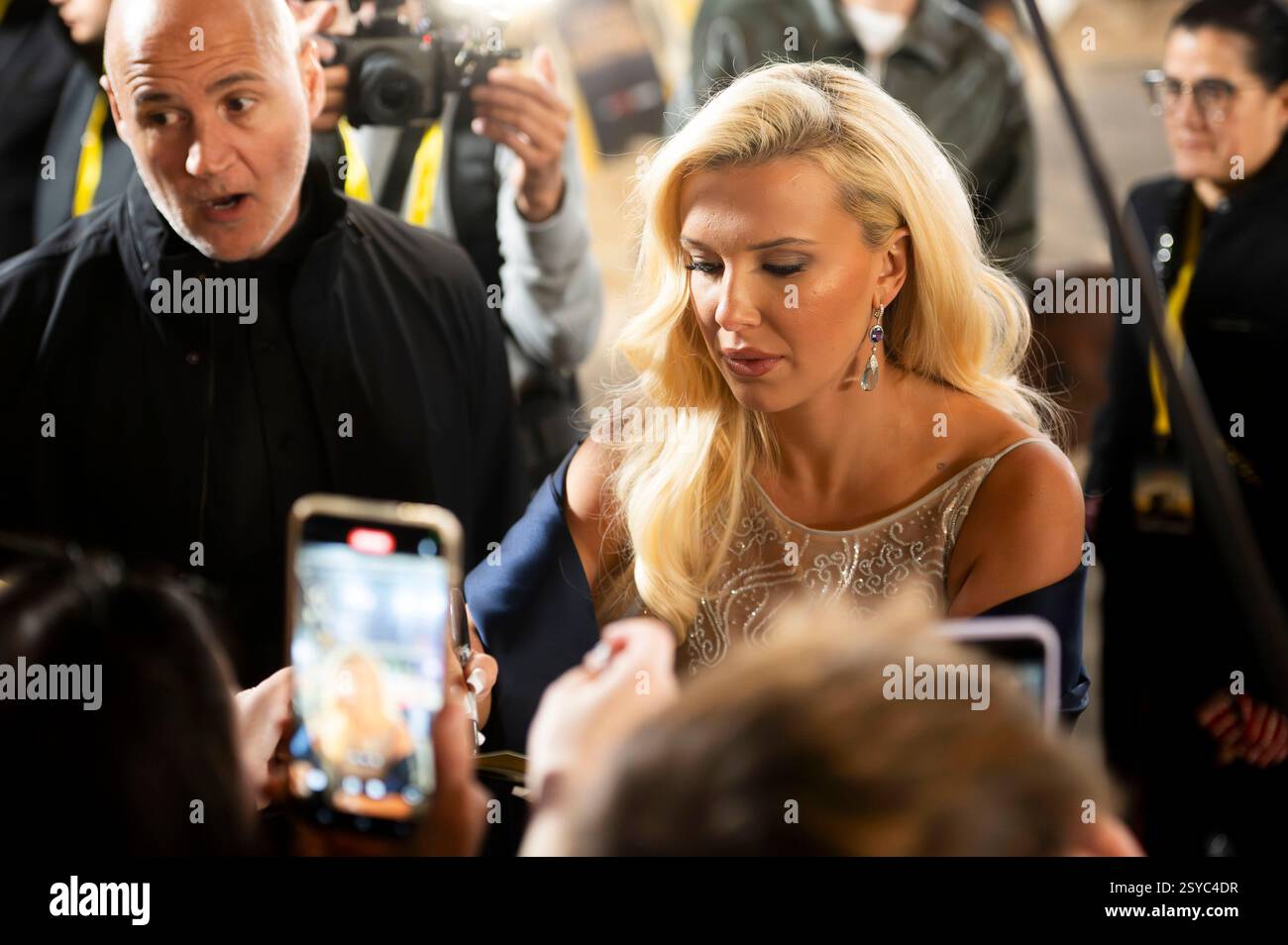 Millie Bobby Brown bei der Premiere des Netflix-Films 'Estado eléctrico / The Electric State' im Cine Callao. Madrid, 27.02.2025 Stockfoto