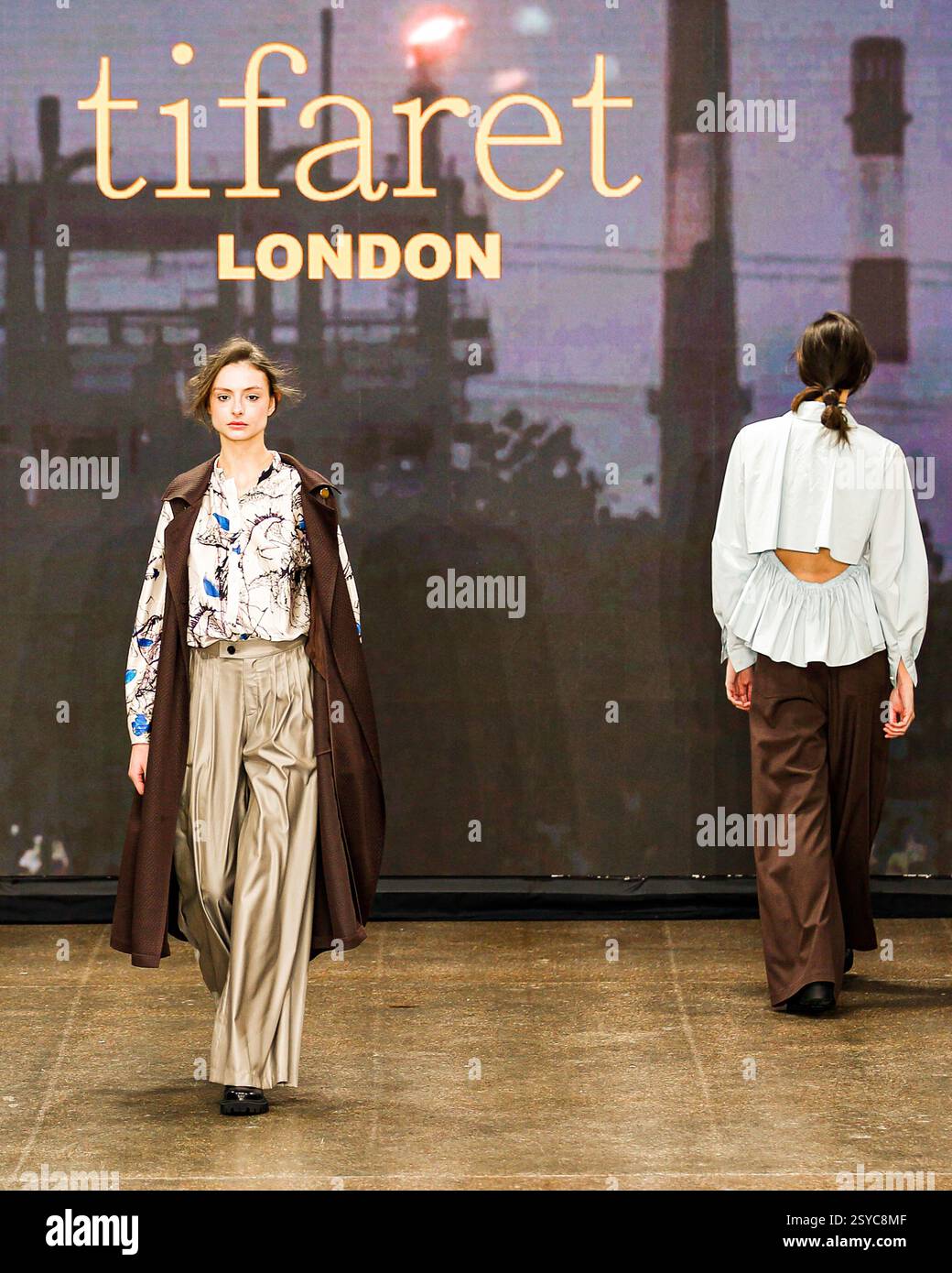 London, Großbritannien. Februar 2025. Fashion Show TIFARET. ‚ÄúCatwalk Show im Fashion Scout, Shoreditch, die die wichtigsten Looks der London Fashion Week Fe zeigt Stockfoto