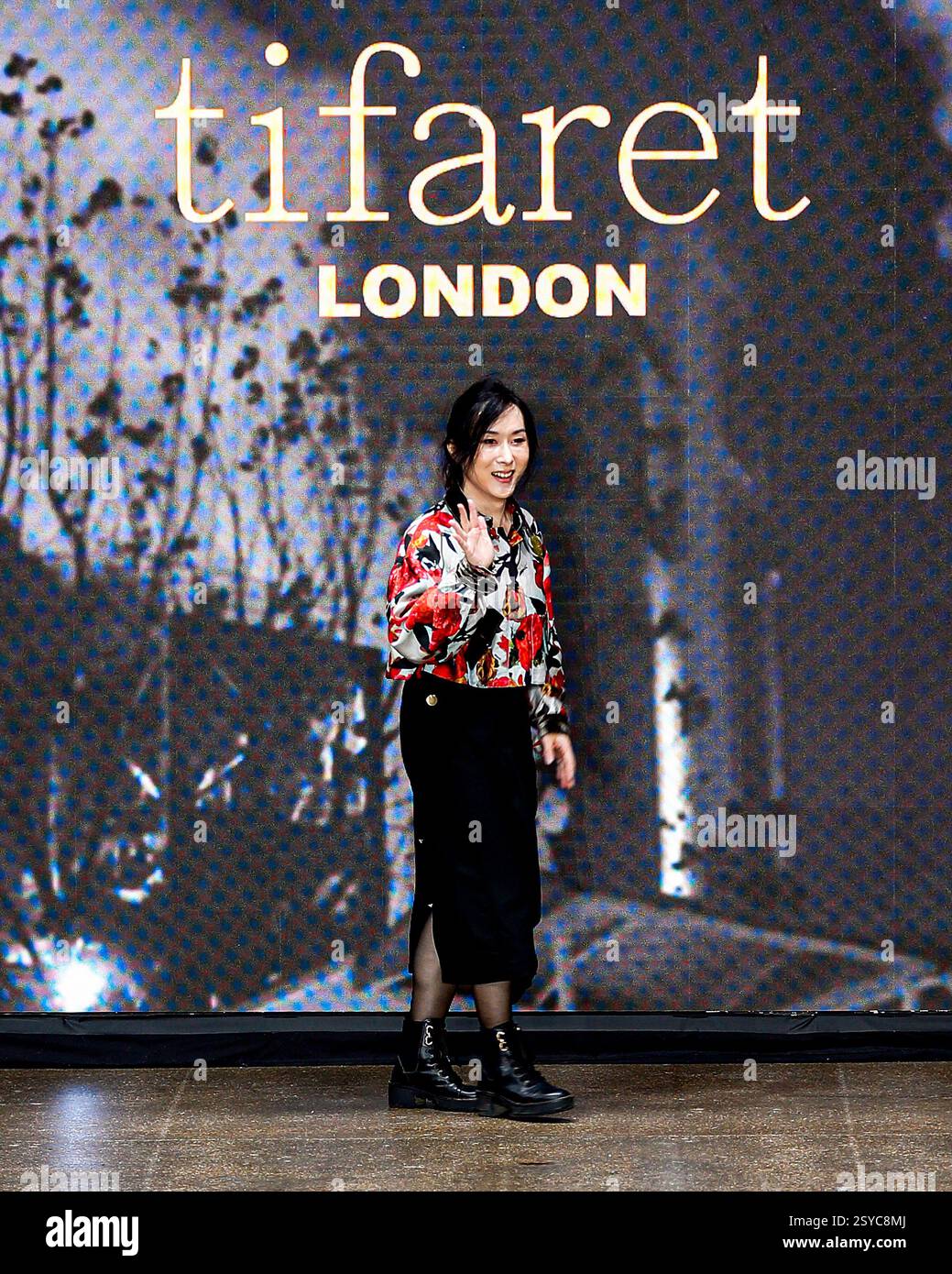 London, Großbritannien. Februar 2025. Fashion Show TIFARET. ‚ÄúCatwalk Show im Fashion Scout, Shoreditch, die die wichtigsten Looks der London Fashion Week Fe zeigt Stockfoto