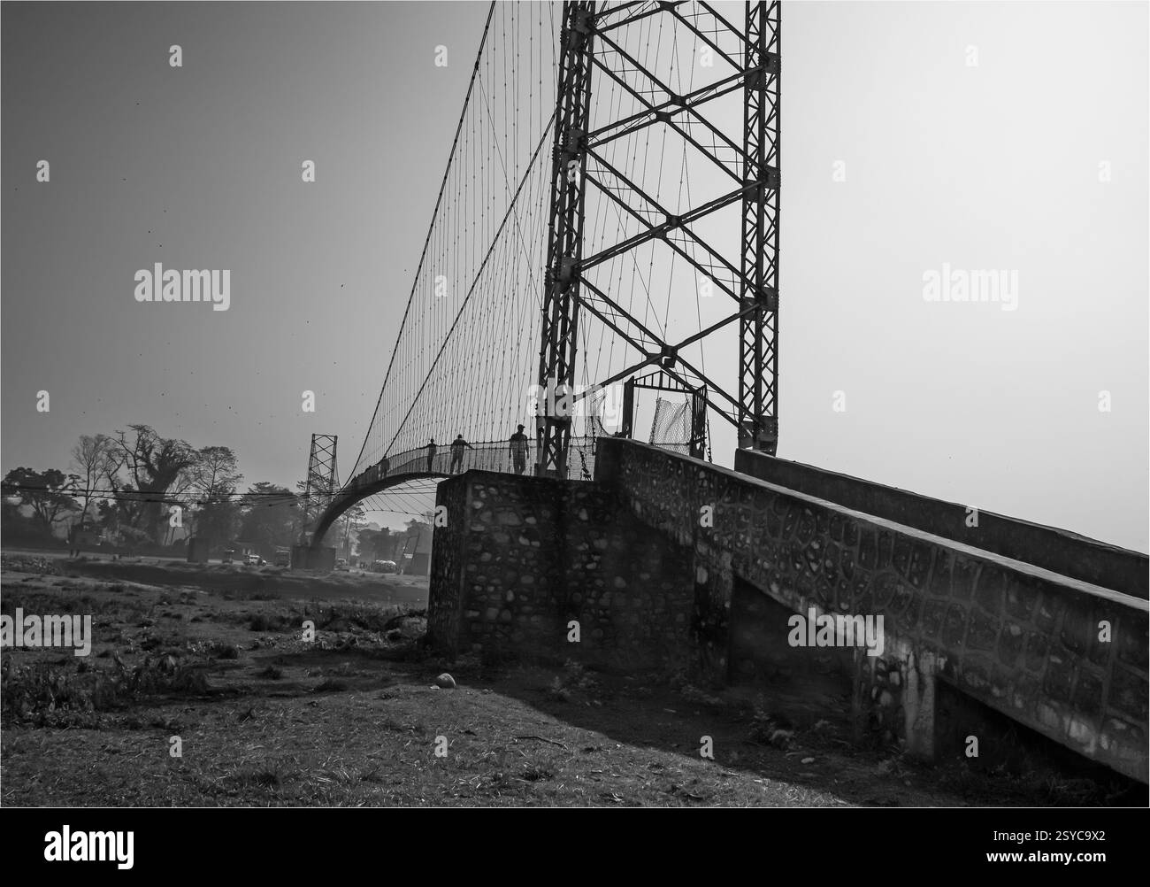 Chitwan National Park, Nepal - 6. Februar 2025 - Suspendierung über einen Fluss im Chitwan National Park Stockfoto