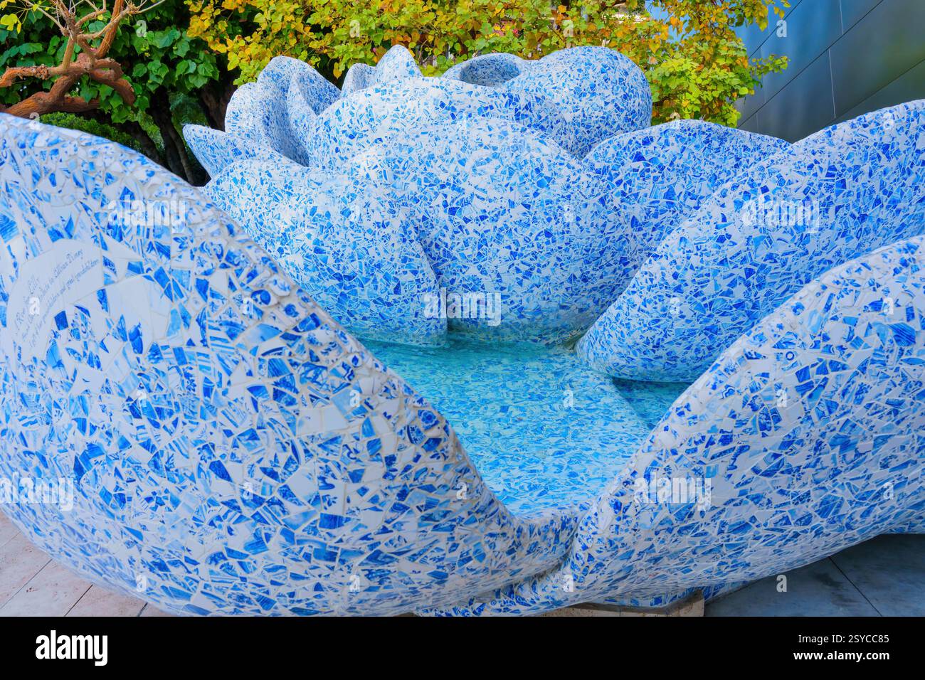Los Angeles, Kalifornien - 7. Januar 2025: Atemberaubender blauer Mosaikbrunnen in Form einer Blume im Blue Ribbon Garden im Walt Disney Concer Stockfoto