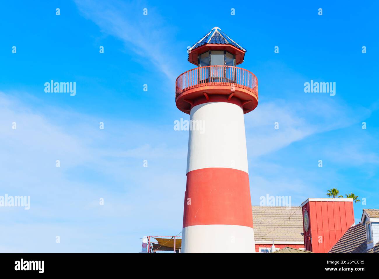 Oceanside, Kalifornien - 27. Dezember 2024: Markanter Leuchtturm in Oceanside, Kalifornien mit markanten roten und weißen Streifen unter sonnigem Himmel. Stockfoto
