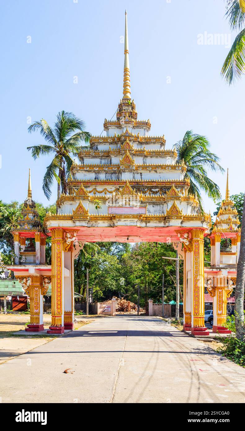 Eingangsbogen im thailändischen Stil mit traditionellen architektonischen Details in Phuket, Thailand Stockfoto