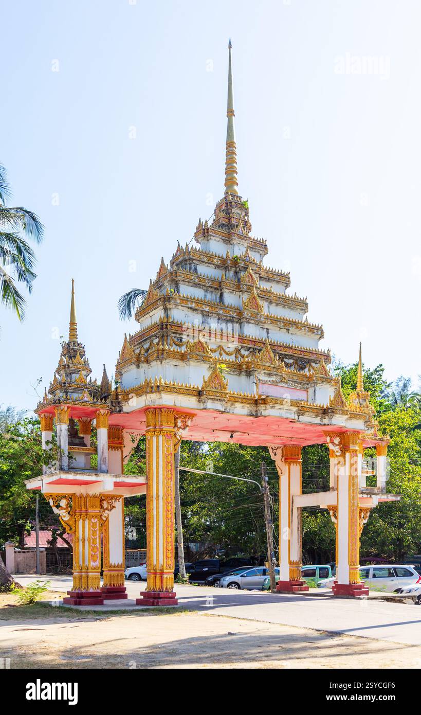 Eingangsbogen im thailändischen Stil mit traditionellen architektonischen Details in Phuket, Thailand Stockfoto