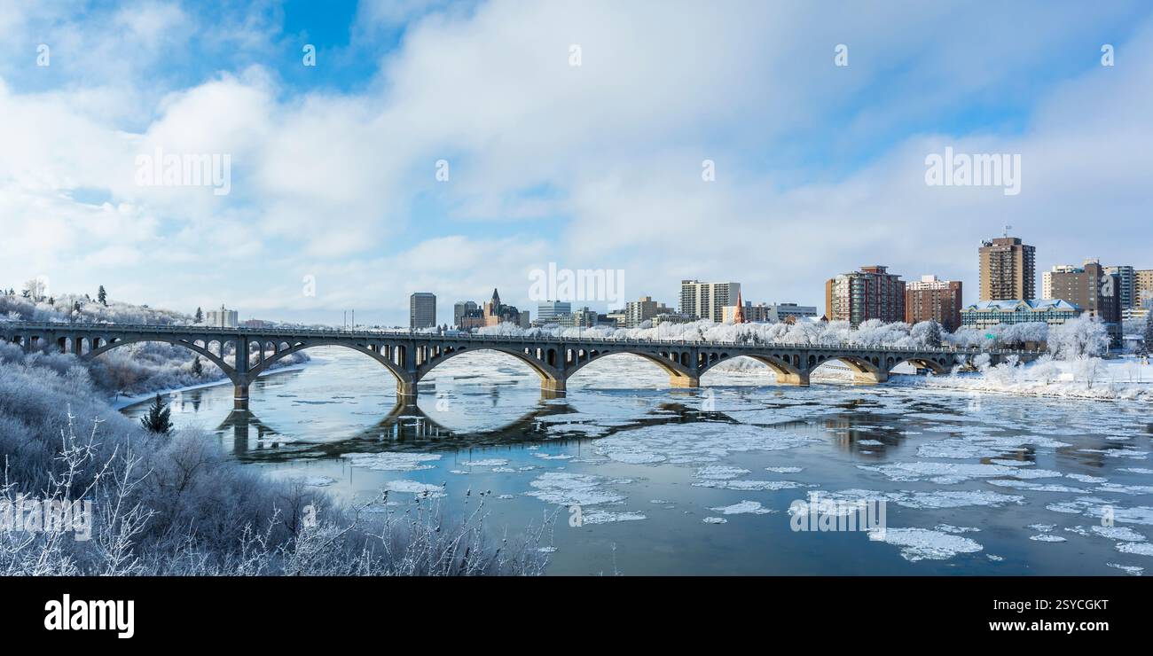 Brücke über einen Fluss mit Schnee auf dem Boden. Die Brücke liegt mitten in einer Stadt Stockfoto