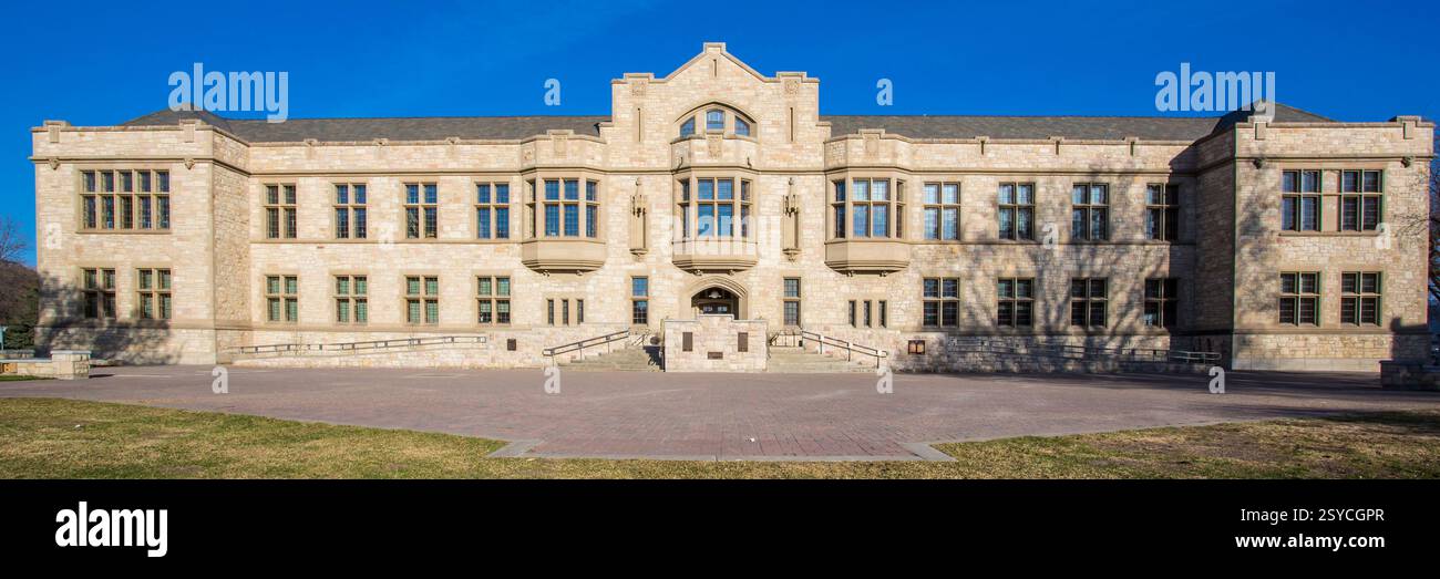 Großes Gebäude mit einer Steinfassade. Das Gebäude hat einen großen Innenhof davor. Es gibt Treppen, die zur Vorderseite des Gebäudes führen Stockfoto