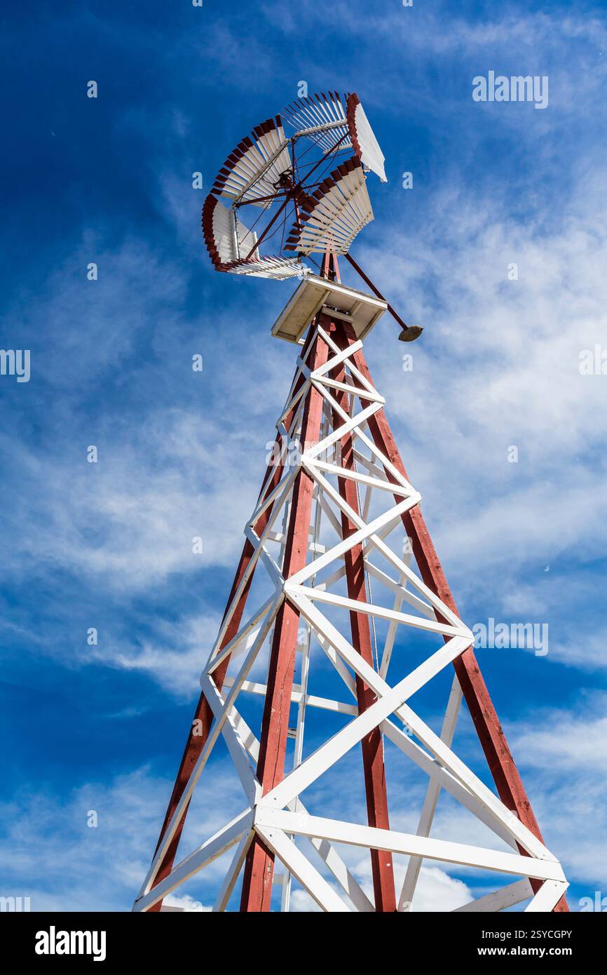 Große Windmühle mit weißem Boden und roter Spitze. Die Windmühle ist auf einem Stab Stockfoto