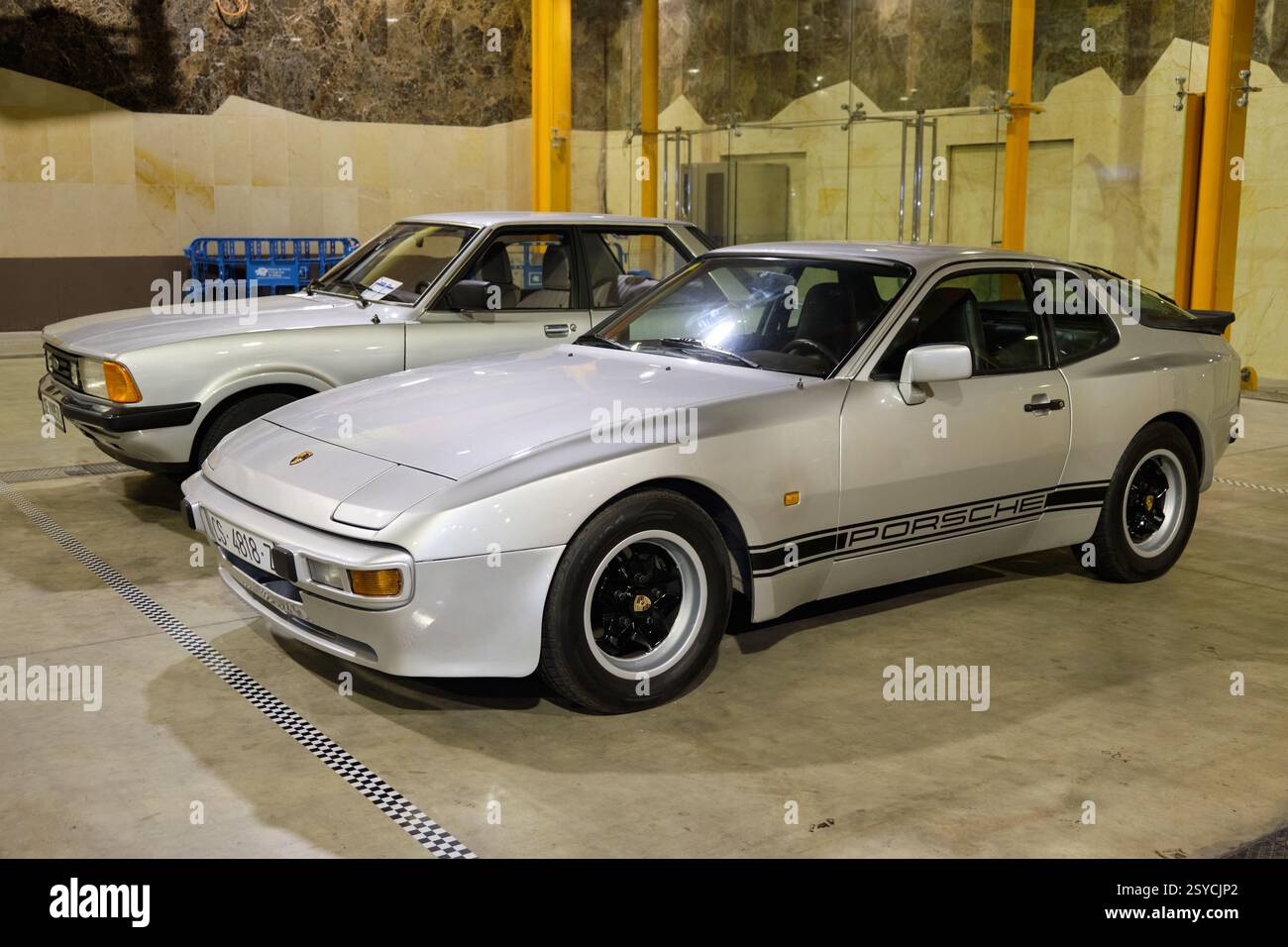 Málaga, Spanien - 25. Januar 2025: Porsche 944 auf der klassischen Motorshow Retro Málaga. Stockfoto