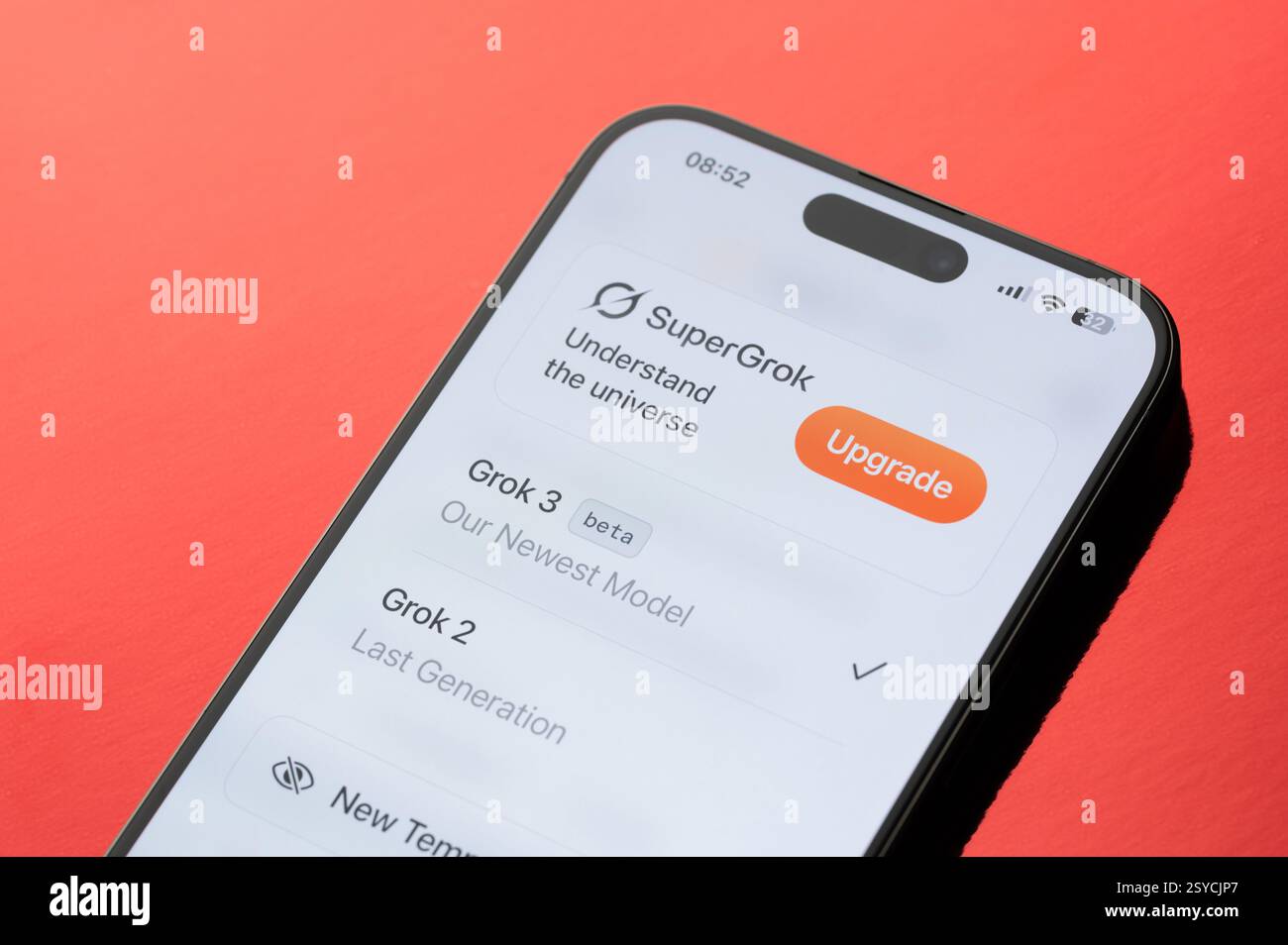 New York, USA – 24. Februar 2025: Supergrok KI-Upgrade-App auf Smartphone-Bildschirm Nahansicht Stockfoto