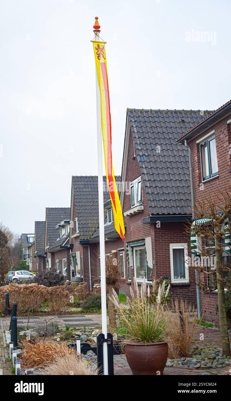 Rotes gelbes Banner mit Löwen aus der Provinz Zuid Holland (Südholland), Niederlande, bewegt sich im Wind. Stockfoto