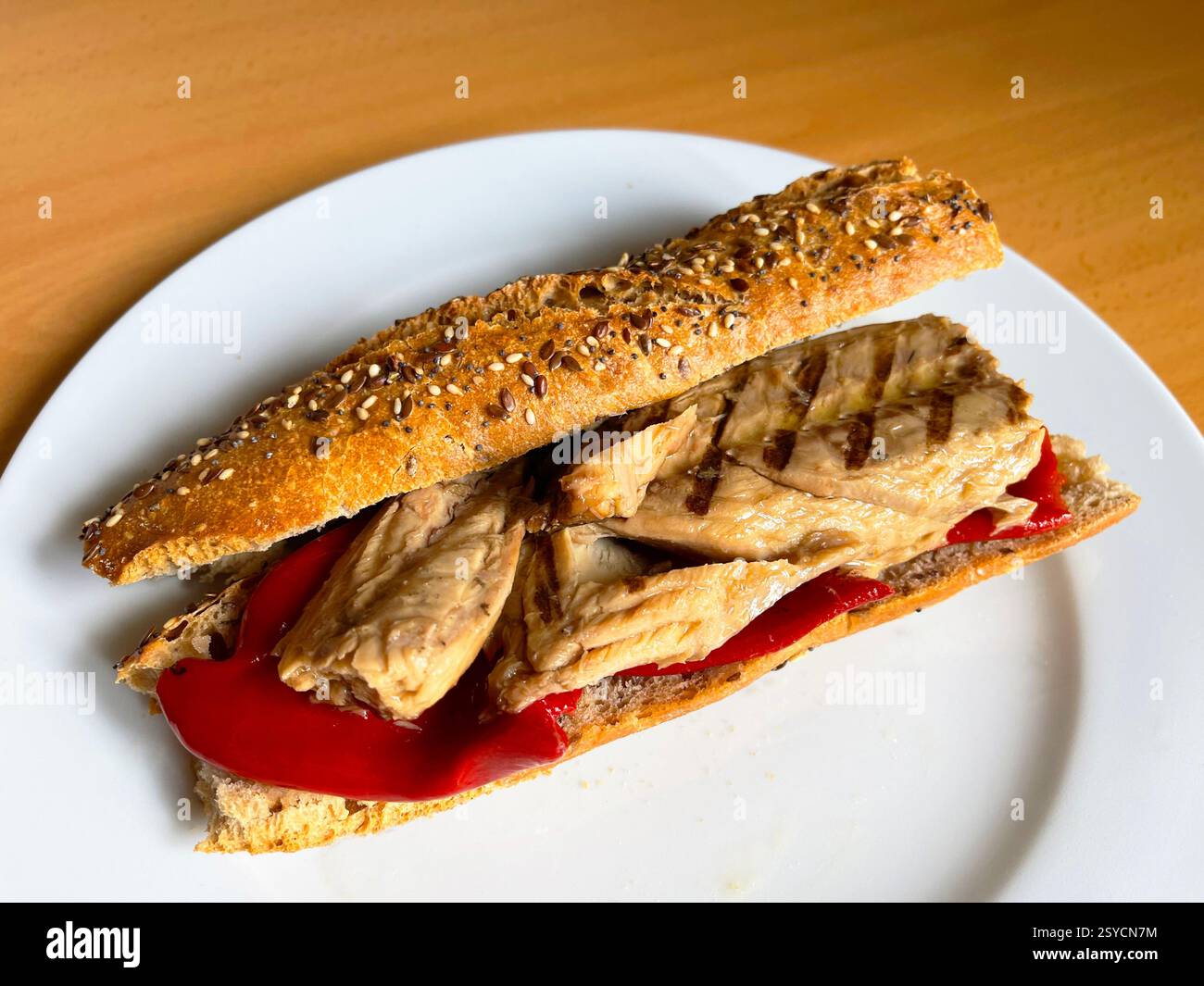 Sandwich mit Makrelen und rotem Pfeffer. Stockfoto