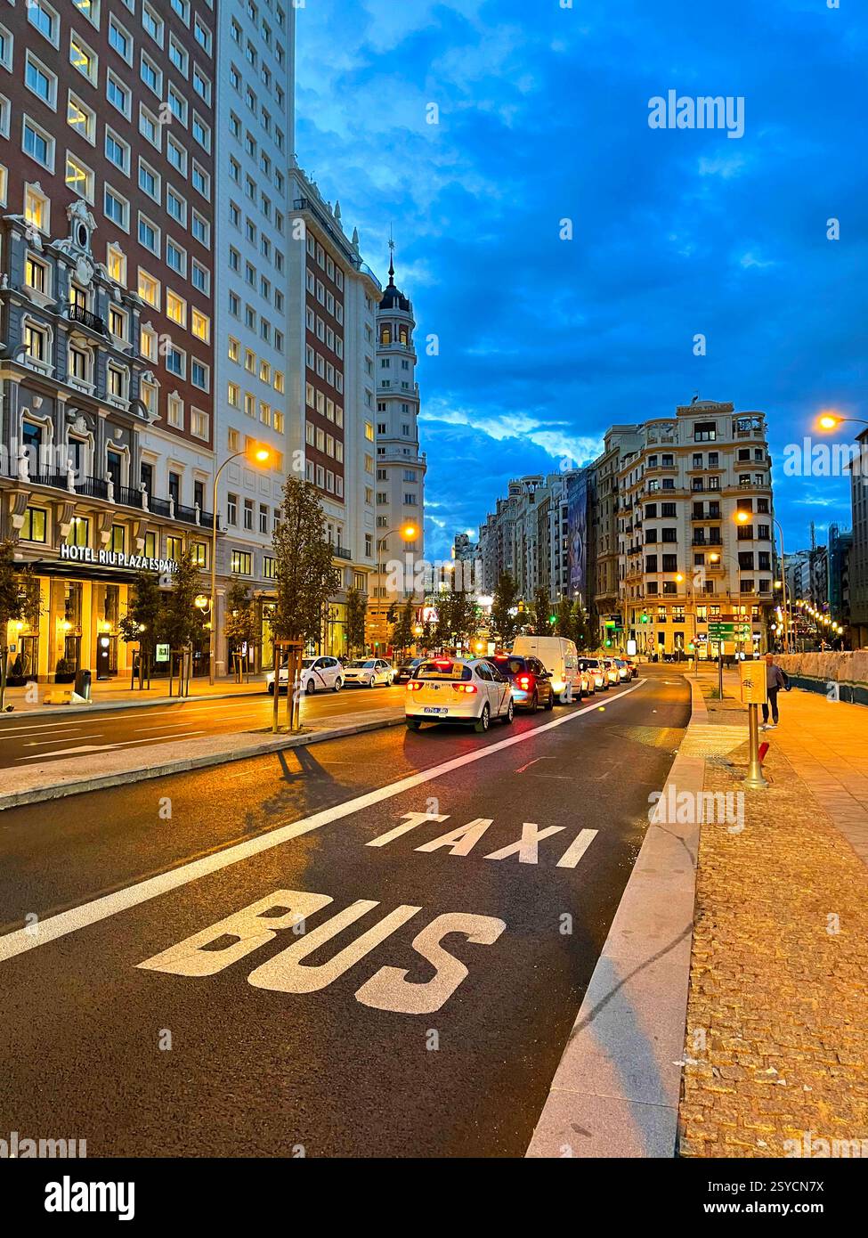 España-Platz, Nachtblick. Madrid, Spanien. - Smartphone-aufgenommenes Stockfoto