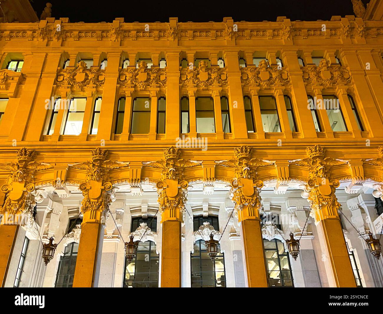 Fassade des Palastes Cibeles, Nachtansicht. Madrid, Spanien. - Smartphone-aufgenommenes Stockfoto
