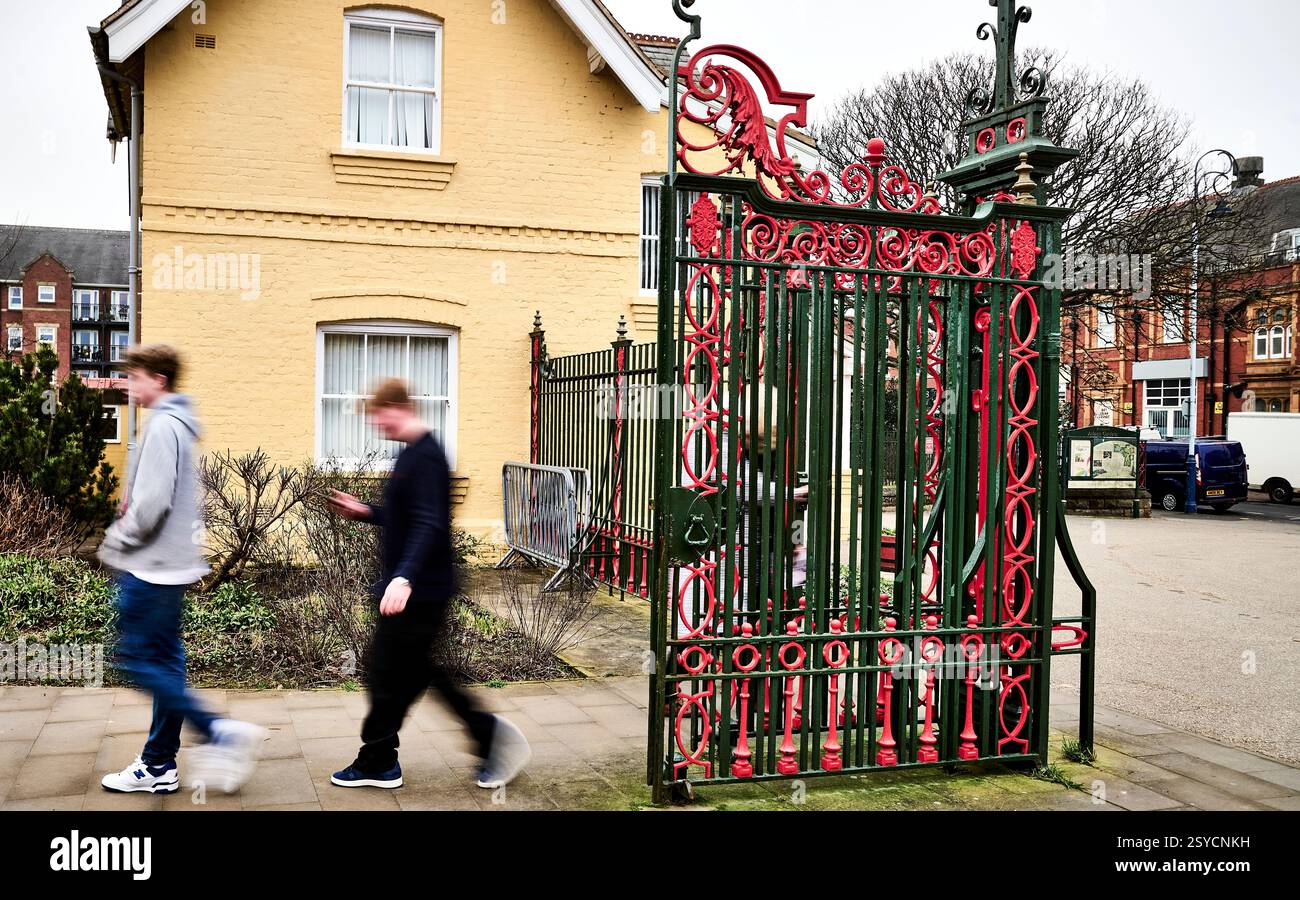 Die roten und grünen Metalltore am Eingang zu Ashton Gardens, St. Annes, Großbritannien Stockfoto