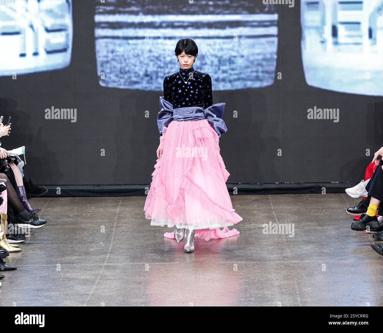 London, Großbritannien. Februar 2025. Fashion Show „Alex S. Yu“ „Catwalk Show im Fashion Scout, Shoreditch, die die wichtigsten Looks der London Fashion Week zeigt Stockfoto