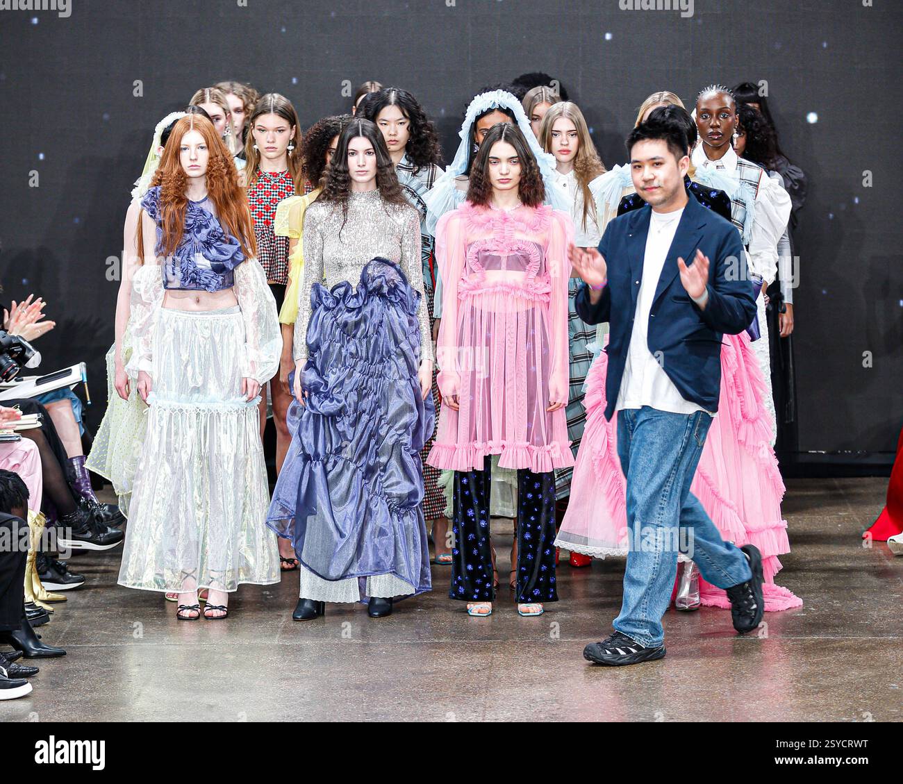 London, Großbritannien. Februar 2025. Fashion Show „Alex S. Yu“ „Catwalk Show im Fashion Scout, Shoreditch, die die wichtigsten Looks der London Fashion Week zeigt Stockfoto