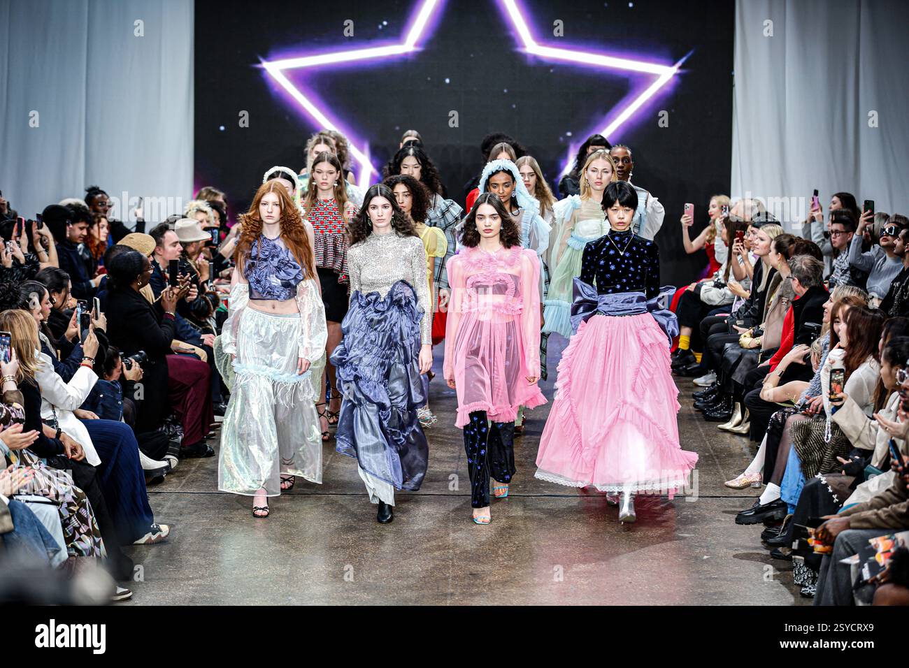 London, Großbritannien. Februar 2025. Fashion Show „Alex S. Yu“ „Catwalk Show im Fashion Scout, Shoreditch, die die wichtigsten Looks der London Fashion Week zeigt Stockfoto