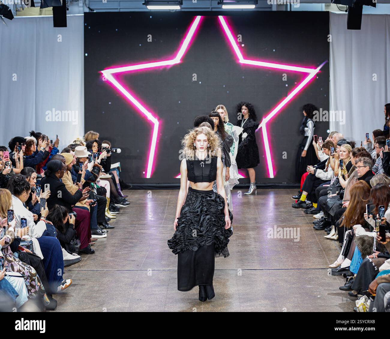 London, Großbritannien. Februar 2025. Fashion Show „Alex S. Yu“ „Catwalk Show im Fashion Scout, Shoreditch, die die wichtigsten Looks der London Fashion Week zeigt Stockfoto