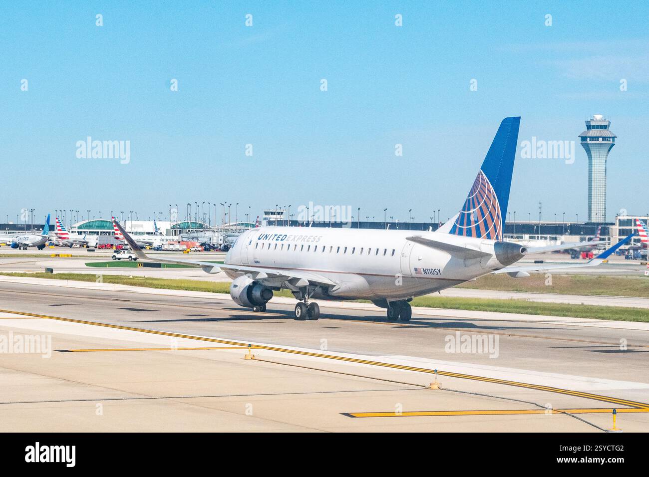 O'Hare Airport, Chicago, Illinois, USA - 2. September 2023 - Ein United Airlines Express Embraer 175, der von Skywest Airlines auf dem Rollweg in ORD betrieben wird Stockfoto