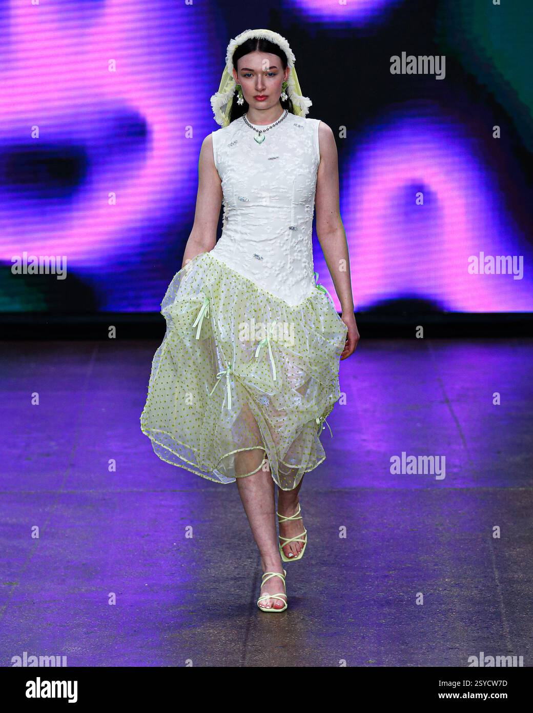 London, Großbritannien. Februar 2025. Fashion Show „Alex S. Yu“ „Catwalk Show im Fashion Scout, Shoreditch, die die wichtigsten Looks der London Fashion Week zeigt Stockfoto