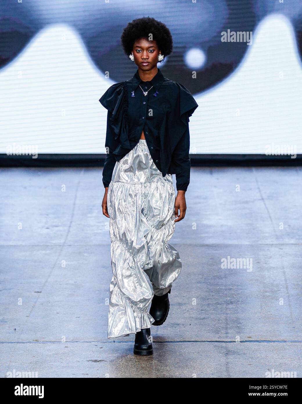 London, Großbritannien. Februar 2025. Fashion Show „Alex S. Yu“ „Catwalk Show im Fashion Scout, Shoreditch, die die wichtigsten Looks der London Fashion Week zeigt Stockfoto
