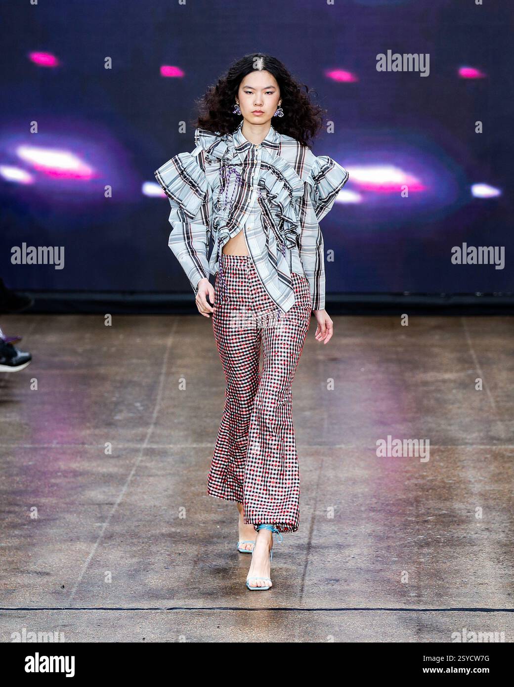 London, Großbritannien. Februar 2025. Fashion Show „Alex S. Yu“ „Catwalk Show im Fashion Scout, Shoreditch, die die wichtigsten Looks der London Fashion Week zeigt Stockfoto