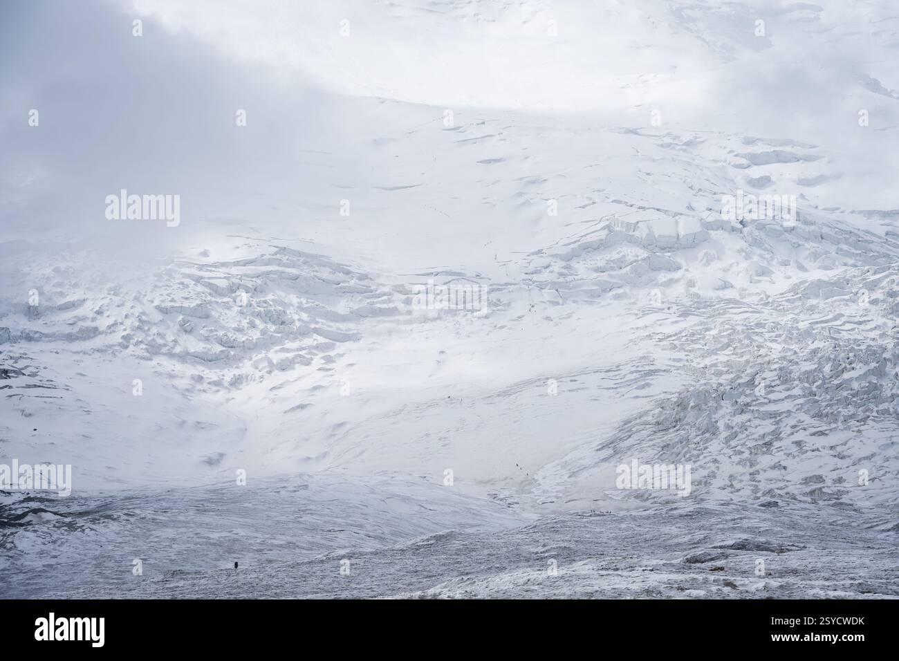 Riesige Gletscherlandschaft mit winzigem Bergsteiger vor ihm, Pamir Mountains, Kirgisistan Stockfoto