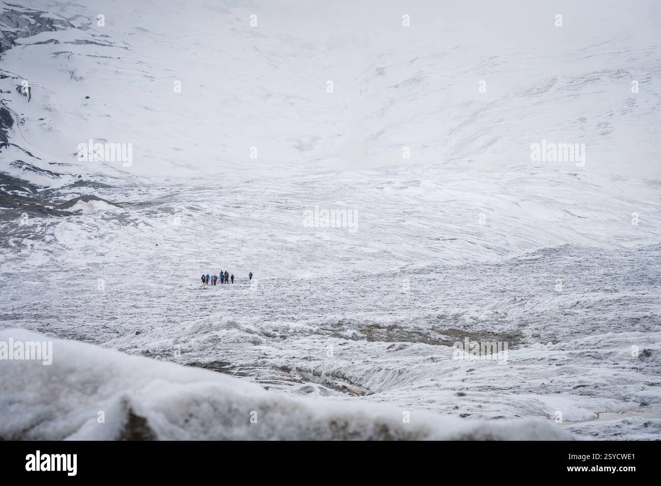 Gruppe von Menschen, die sich auf dem riesigen Gletscherfeld, den Pamir Mountains, Kirgisistan entspannen Stockfoto