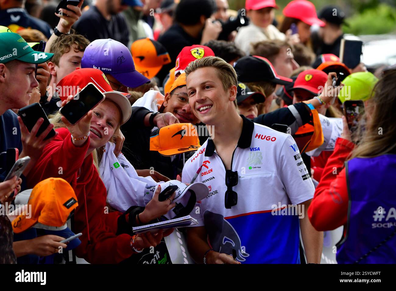 Formel-1-Fahrer Liam Lawson trifft Fans und macht Selfies im Melbourne Walk bei der australischen Runde des Formel-1-Grand Prix 2024 Stockfoto
