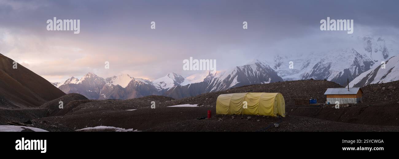 Breites Panorama des Expeditionscampings in hohen Bergen bei Sonnenuntergang, Pamir Mountains, Kirgisistan Stockfoto