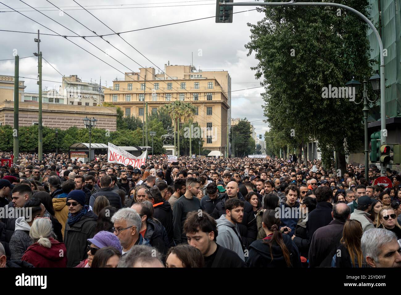 Demonstranten nehmen an einer großen Kundgebung zum zweiten Jahrestag des tödlichen Zugunglücks Teil, bei dem 57 Menschen ums Leben kamen. Stockfoto